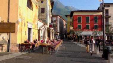 MALCESINE, ITALY - 20 Nisan 2015: Malcesine Hanedanı, Malcesine, Garda Gölü, Trentino, İtalya. Garda Gölü kuzey İtalya 'da popüler bir tatil yeridir..