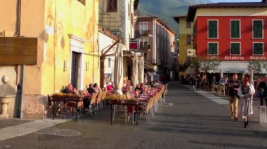 MALCESINE, ITALY - 20 Nisan 2015: Malcesine Hanedanı, Malcesine, Garda Gölü, Trentino, İtalya. Garda Gölü kuzey İtalya 'da popüler bir tatil yeridir..