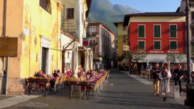 MALCESINE, ITALY - 20 Nisan 2015: Malcesine Hanedanı, Malcesine, Garda Gölü, Trentino, İtalya. Garda Gölü kuzey İtalya 'da popüler bir tatil yeridir..