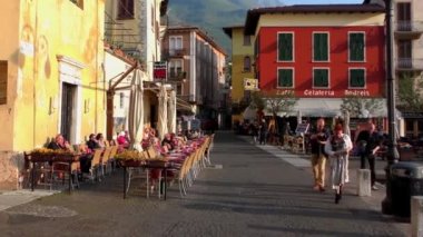MALCESINE, ITALY - 20 Nisan 2015: Malcesine Hanedanı, Malcesine, Garda Gölü, Trentino, İtalya. Garda Gölü kuzey İtalya 'da popüler bir tatil yeridir..