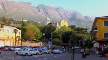 MALCESINE, ITALY - 20 Nisan 2015: Tarihi şehir merkezinin 20 Nisan 2015 tarihinde Malcesine 'deki Garda Gölü, Trentino, İtalya' daki 4K görüntüleri. Garda Gölü kuzey İtalya 'da popüler bir tatil yeridir..