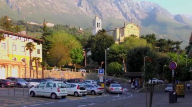 MALCESINE, ITALY - 20 Nisan 2015: Tarihi şehir merkezinin 20 Nisan 2015 tarihinde Malcesine 'deki Garda Gölü, Trentino, İtalya' daki 4K görüntüleri. Garda Gölü kuzey İtalya 'da popüler bir tatil yeridir..