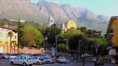 MALCESINE, ITALY - 20 Nisan 2015: Tarihi şehir merkezinin 20 Nisan 2015 tarihinde Malcesine 'deki Garda Gölü, Trentino, İtalya' daki 4K görüntüleri. Garda Gölü kuzey İtalya 'da popüler bir tatil yeridir..