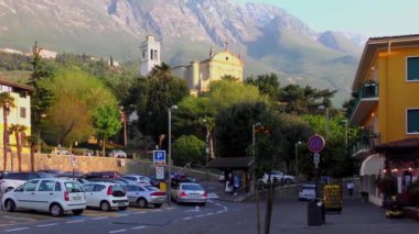 MALCESINE, ITALY - 20 Nisan 2015: Tarihi şehir merkezinin 20 Nisan 2015 tarihinde Malcesine 'deki Garda Gölü, Trentino, İtalya' daki 4K görüntüleri. Garda Gölü kuzey İtalya 'da popüler bir tatil yeridir..