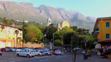 MALCESINE, ITALY - 20 Nisan 2015: Tarihi şehir merkezinin 20 Nisan 2015 tarihinde Malcesine 'deki Garda Gölü, Trentino, İtalya' daki 4K görüntüleri. Garda Gölü kuzey İtalya 'da popüler bir tatil yeridir..