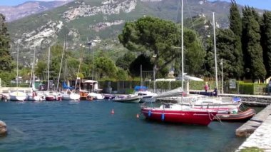 RIVA DEL GARDA, İTALYA - 19 Nisan 2015: 4 K görüntüleri 19 Nisan 2015 tarihinde İtalya 'nın Trentino kentinde bulunan Riva del Garda' da çekildi. Garda Gölü popüler bir tatil yeridir ve İtalya 'nın kuzeyinde yer almaktadır..