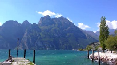 İtalya 'daki güzel Garda Gölü. Garda Gölü (İtalyanca: Lago di Garda) İtalya 'nın en büyük gölüdür. Kuzey İtalya 'da popüler bir tatil merkezidir.. 
