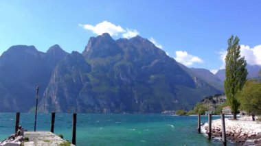 İtalya 'daki güzel Garda Gölü. Garda Gölü (İtalyanca: Lago di Garda) İtalya 'nın en büyük gölüdür. Kuzey İtalya 'da popüler bir tatil merkezidir.. 