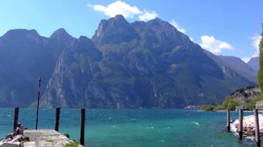 İtalya 'daki güzel Garda Gölü. Garda Gölü (İtalyanca: Lago di Garda) İtalya 'nın en büyük gölüdür. Kuzey İtalya 'da popüler bir tatil merkezidir.. 