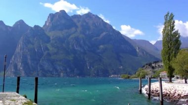 İtalya 'daki güzel Garda Gölü. Garda Gölü (İtalyanca: Lago di Garda) İtalya 'nın en büyük gölüdür. Kuzey İtalya 'da popüler bir tatil merkezidir.. 
