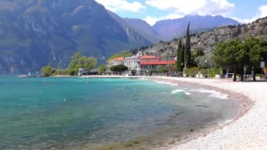 İtalya 'daki güzel Garda Gölü. Garda Gölü (İtalyanca: Lago di Garda) İtalya 'nın en büyük gölüdür. Kuzey İtalya 'da popüler bir tatil merkezidir.. 