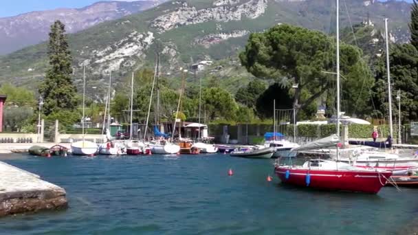 加尔德 意大利 2015年4月19日 2015年4月19日在意大利特伦蒂诺里瓦德尔加尔达 Riva Del Garda 的一个游艇港口的4K镜头 加尔达湖是一个很受欢迎的度假胜地 位于意大利北部 — 图库视频影像