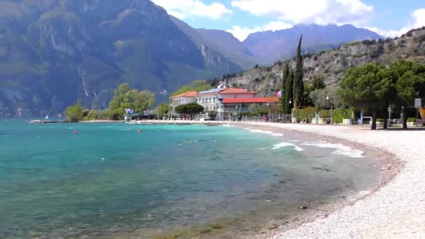意大利美丽的加尔达湖 加尔达湖 意大利语 Lago Garda或Lago Benaco 是意大利最大的湖泊 它是一个很受欢迎的度假地点 位于意大利北部 — 图库视频影像
