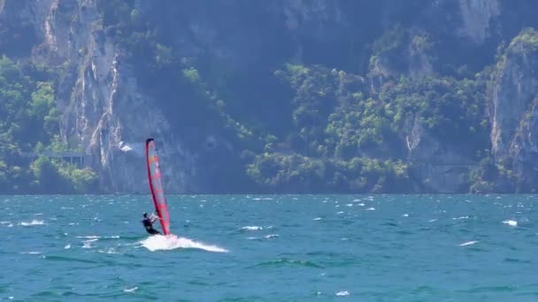 Torbole イタリア エイプリル19 2015年4月19日 イタリアのトレンティーノ湖のトルボーレで行われた 2015年4月19日の未確認サーファーの4K映像 ガルダ湖は北イタリアで人気の休日の場所です — ストック動画