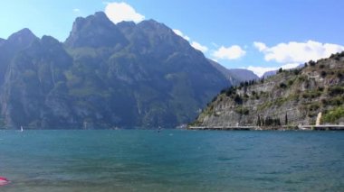 İtalya 'daki güzel Garda Gölü. Garda Gölü (İtalyanca: Lago di Garda) İtalya 'nın en büyük gölüdür. Kuzey İtalya 'da popüler bir tatil merkezidir.. 