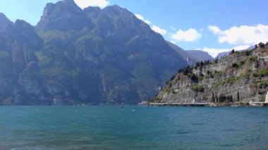 İtalya 'daki güzel Garda Gölü. Garda Gölü (İtalyanca: Lago di Garda) İtalya 'nın en büyük gölüdür. Kuzey İtalya 'da popüler bir tatil merkezidir.. 