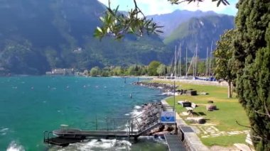 İtalya 'daki güzel Garda Gölü. Garda Gölü (İtalyanca: Lago di Garda) İtalya 'nın en büyük gölüdür. Kuzey İtalya 'da popüler bir tatil merkezidir.. 