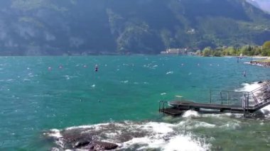İtalya 'daki güzel Garda Gölü. Garda Gölü (İtalyanca: Lago di Garda) İtalya 'nın en büyük gölüdür. Kuzey İtalya 'da popüler bir tatil merkezidir.. 