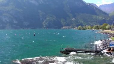 İtalya 'daki güzel Garda Gölü. Garda Gölü (İtalyanca: Lago di Garda) İtalya 'nın en büyük gölüdür. Kuzey İtalya 'da popüler bir tatil merkezidir.. 