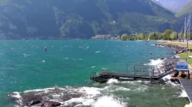 İtalya 'daki güzel Garda Gölü. Garda Gölü (İtalyanca: Lago di Garda) İtalya 'nın en büyük gölüdür. Kuzey İtalya 'da popüler bir tatil merkezidir.. 