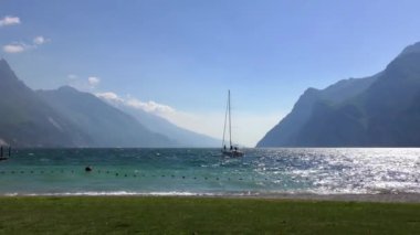 İtalya 'daki güzel Garda Gölü. Garda Gölü (İtalyanca: Lago di Garda) İtalya 'nın en büyük gölüdür. Kuzey İtalya 'da popüler bir tatil merkezidir.. 