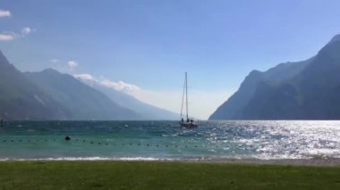 İtalya 'daki güzel Garda Gölü. Garda Gölü (İtalyanca: Lago di Garda) İtalya 'nın en büyük gölüdür. Kuzey İtalya 'da popüler bir tatil merkezidir.. 