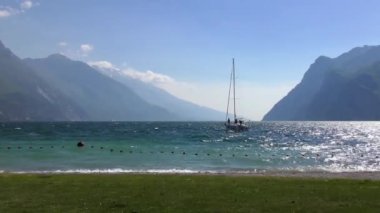 İtalya 'daki güzel Garda Gölü. Garda Gölü (İtalyanca: Lago di Garda) İtalya 'nın en büyük gölüdür. Kuzey İtalya 'da popüler bir tatil merkezidir.. 