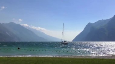 İtalya 'daki güzel Garda Gölü. Garda Gölü (İtalyanca: Lago di Garda) İtalya 'nın en büyük gölüdür. Kuzey İtalya 'da popüler bir tatil merkezidir.. 