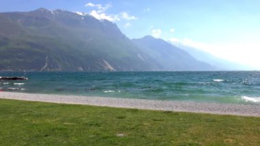 İtalya 'daki güzel Garda Gölü. Garda Gölü (İtalyanca: Lago di Garda) İtalya 'nın en büyük gölüdür. Kuzey İtalya 'da popüler bir tatil merkezidir.. 