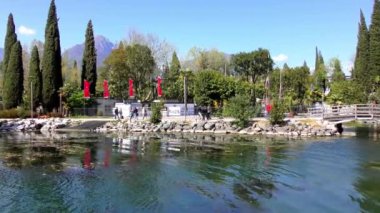 RIVA DEL GARDA, İtalya - 19 Nisan 2015: Riva del Garda, İtalya 'da kimliği belirsiz turistlerin 4K görüntüleri. Garda Gölü kuzey İtalya 'da popüler bir tatil yeridir..