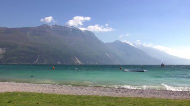 İtalya 'daki güzel Garda Gölü. Garda Gölü (İtalyanca: Lago di Garda) İtalya 'nın en büyük gölüdür. Kuzey İtalya 'da popüler bir tatil merkezidir.. 