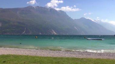 İtalya 'daki güzel Garda Gölü. Garda Gölü (İtalyanca: Lago di Garda) İtalya 'nın en büyük gölüdür. Kuzey İtalya 'da popüler bir tatil merkezidir.. 