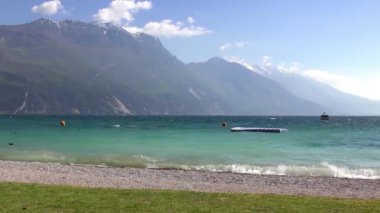 İtalya 'daki güzel Garda Gölü. Garda Gölü (İtalyanca: Lago di Garda) İtalya 'nın en büyük gölüdür. Kuzey İtalya 'da popüler bir tatil merkezidir.. 