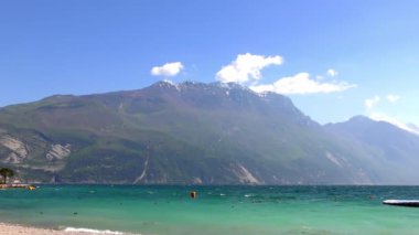 İtalya 'daki güzel Garda Gölü. Garda Gölü (İtalyanca: Lago di Garda) İtalya 'nın en büyük gölüdür. Kuzey İtalya 'da popüler bir tatil merkezidir.. 