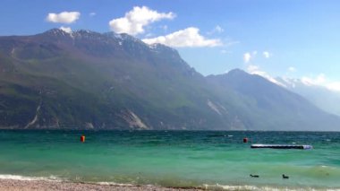 İtalya 'daki güzel Garda Gölü. Garda Gölü (İtalyanca: Lago di Garda) İtalya 'nın en büyük gölüdür. Kuzey İtalya 'da popüler bir tatil merkezidir.. 