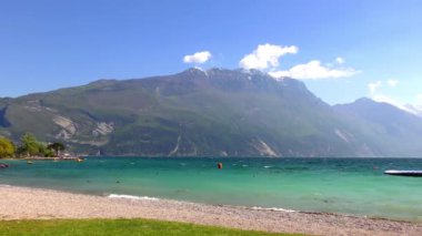 İtalya 'daki güzel Garda Gölü. Garda Gölü (İtalyanca: Lago di Garda) İtalya 'nın en büyük gölüdür. Kuzey İtalya 'da popüler bir tatil merkezidir.. 