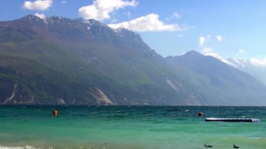 İtalya 'daki güzel Garda Gölü. Garda Gölü (İtalyanca: Lago di Garda) İtalya 'nın en büyük gölüdür. Kuzey İtalya 'da popüler bir tatil merkezidir.. 