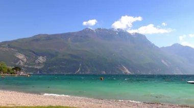İtalya 'daki güzel Garda Gölü. Garda Gölü (İtalyanca: Lago di Garda) İtalya 'nın en büyük gölüdür. Kuzey İtalya 'da popüler bir tatil merkezidir.. 