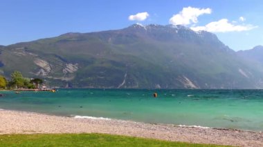 İtalya 'daki güzel Garda Gölü. Garda Gölü (İtalyanca: Lago di Garda) İtalya 'nın en büyük gölüdür. Kuzey İtalya 'da popüler bir tatil merkezidir.. 