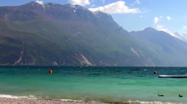 İtalya 'daki güzel Garda Gölü. Garda Gölü (İtalyanca: Lago di Garda) İtalya 'nın en büyük gölüdür. Kuzey İtalya 'da popüler bir tatil merkezidir.. 