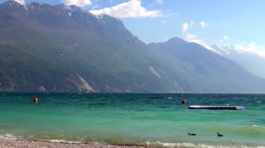 İtalya 'daki güzel Garda Gölü. Garda Gölü (İtalyanca: Lago di Garda) İtalya 'nın en büyük gölüdür. Kuzey İtalya 'da popüler bir tatil merkezidir.. 