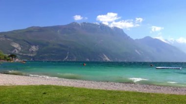İtalya 'daki güzel Garda Gölü. Garda Gölü (İtalyanca: Lago di Garda) İtalya 'nın en büyük gölüdür. Kuzey İtalya 'da popüler bir tatil merkezidir.. 