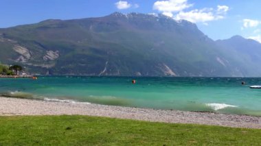 İtalya 'daki güzel Garda Gölü. Garda Gölü (İtalyanca: Lago di Garda) İtalya 'nın en büyük gölüdür. Kuzey İtalya 'da popüler bir tatil merkezidir.. 