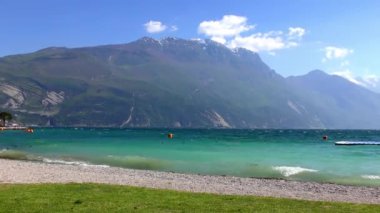 İtalya 'daki güzel Garda Gölü. Garda Gölü (İtalyanca: Lago di Garda) İtalya 'nın en büyük gölüdür. Kuzey İtalya 'da popüler bir tatil merkezidir.. 