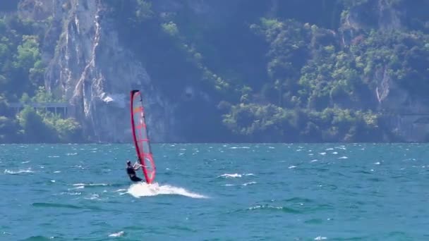 Torbole Italië April 2015 Beelden Van Een Onbekende Surfer April — Stockvideo