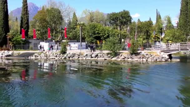 Riva Del Garda Italia Abril 2015 Imágenes Turistas Identificados Abril — Vídeos de Stock