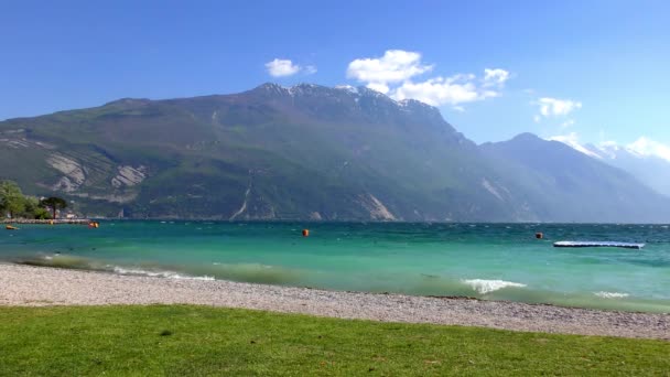 イタリアの美しいガルダ湖 ガルダ湖 イタリア語 Lago Garda Lago Benaco はイタリア最大の湖である 人気の休日の場所であり 北イタリアに位置しています — ストック動画