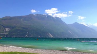 İtalya 'daki güzel Garda Gölü. Garda Gölü (İtalyanca: Lago di Garda) İtalya 'nın en büyük gölüdür. Kuzey İtalya 'da popüler bir tatil merkezidir.. 