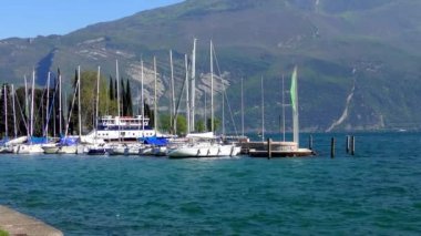 İtalya 'daki güzel Garda Gölü. Garda Gölü (İtalyanca: Lago di Garda) İtalya 'nın en büyük gölüdür. Kuzey İtalya 'da popüler bir tatil merkezidir.. 