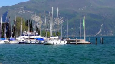 İtalya 'daki güzel Garda Gölü. Garda Gölü (İtalyanca: Lago di Garda) İtalya 'nın en büyük gölüdür. Kuzey İtalya 'da popüler bir tatil merkezidir.. 